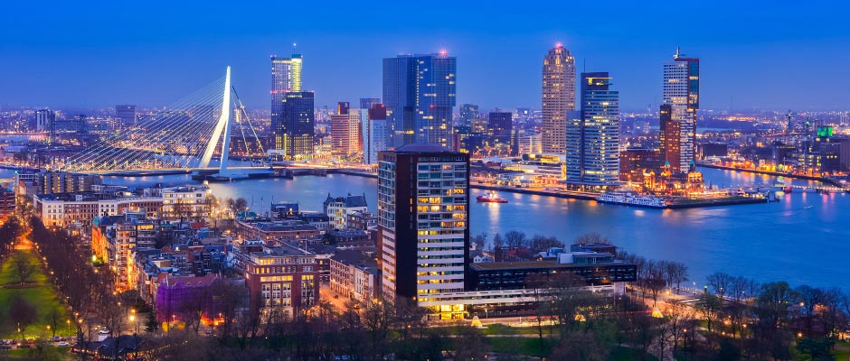 Skyline van Rotterdam in de nacht