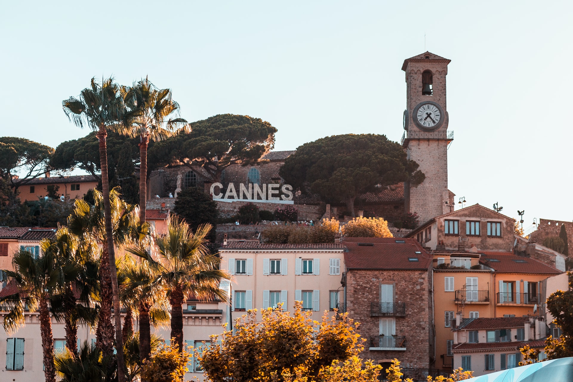 panoramica di cannes in francia con case e scritta