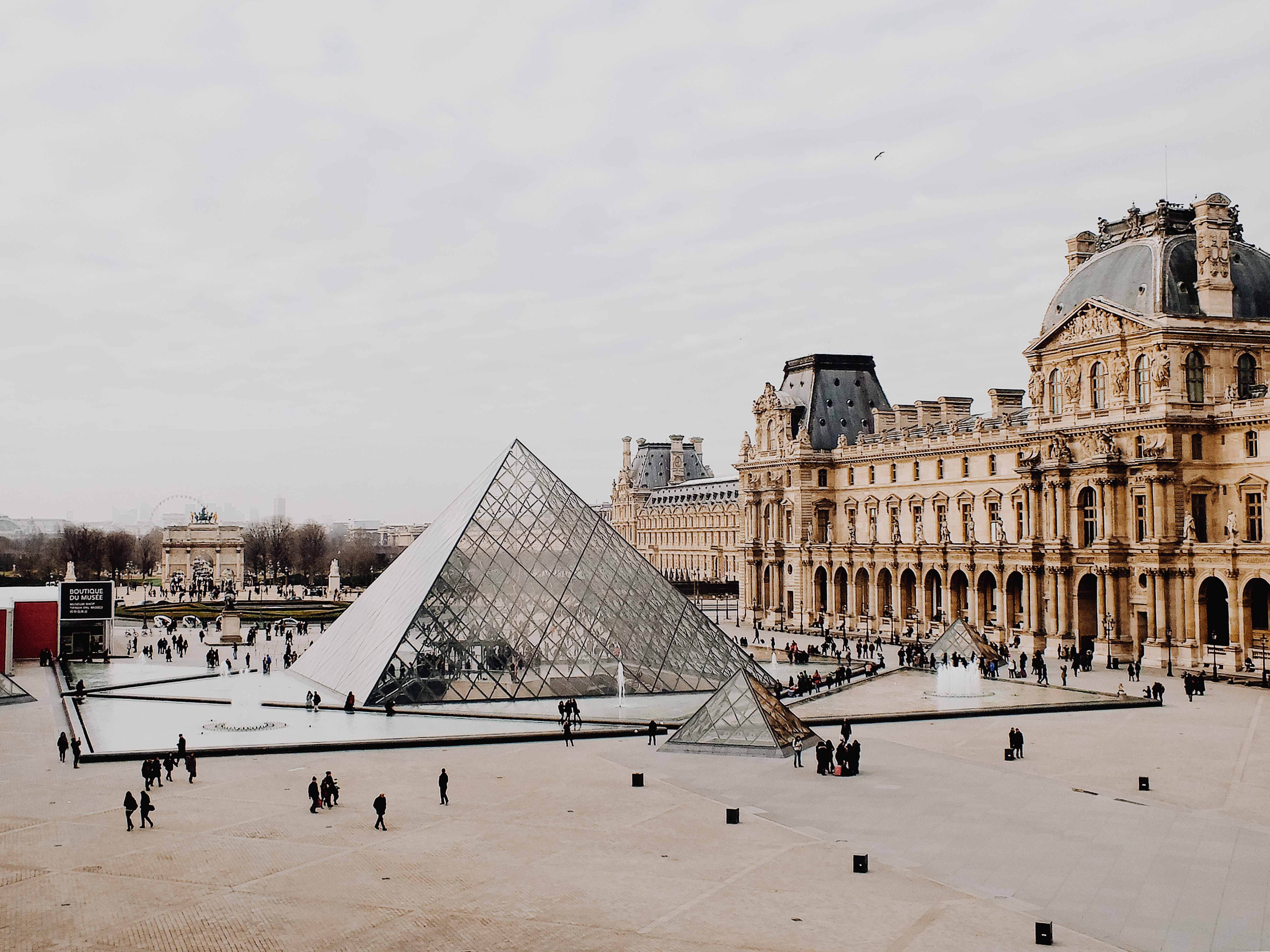 Pohled na muzeum Louvre v Paříži