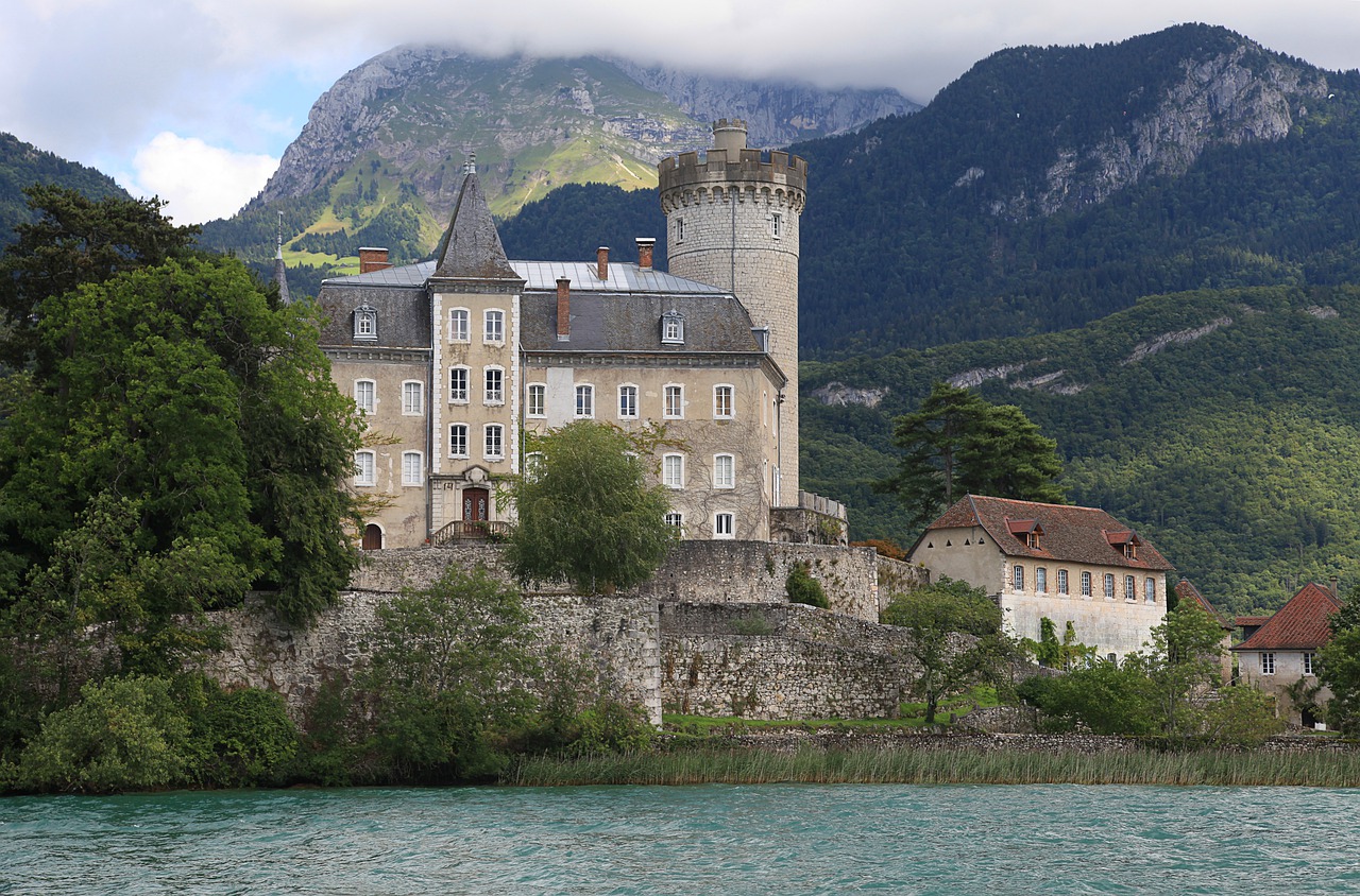 Annecy maison bord eau