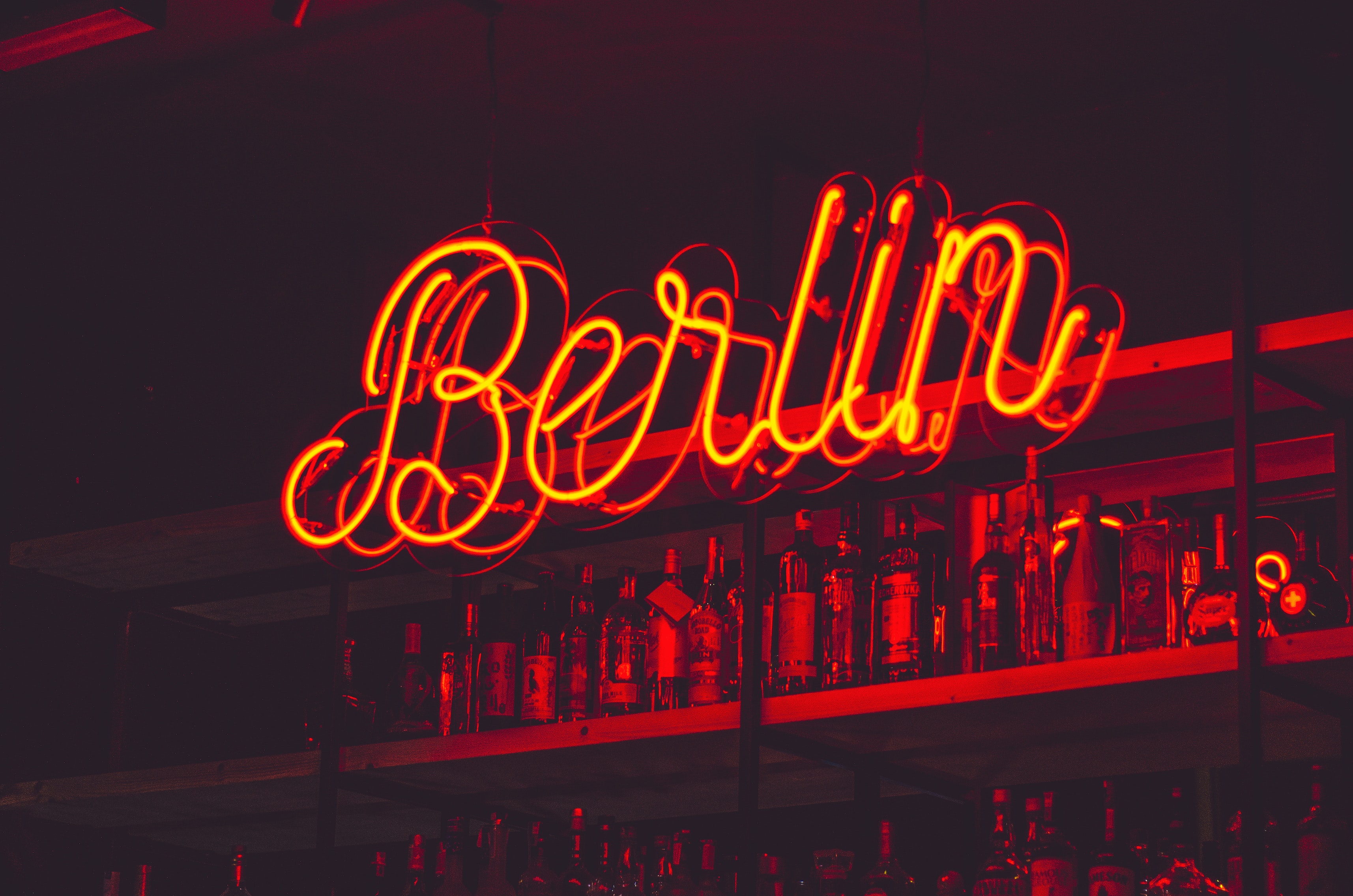  Zuge von Berlin-Warschau: Berlin Bar im Neonlicht 