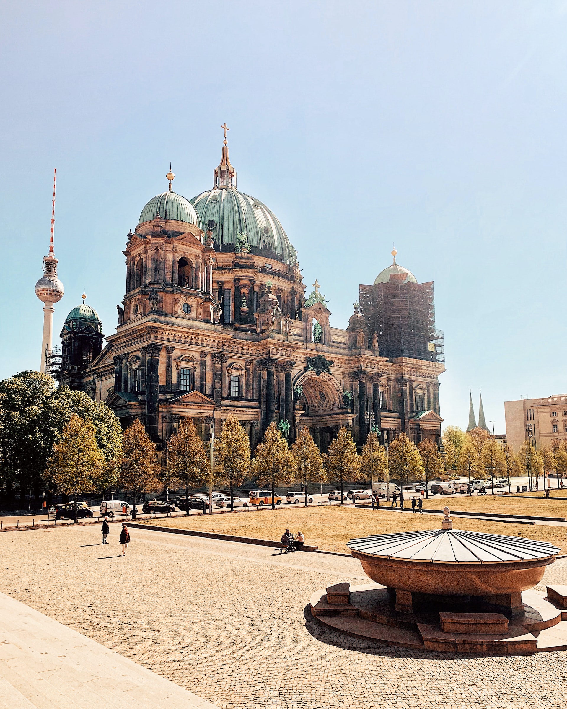 Menschen an einem sonnigen Tag vorm Berliner Dom