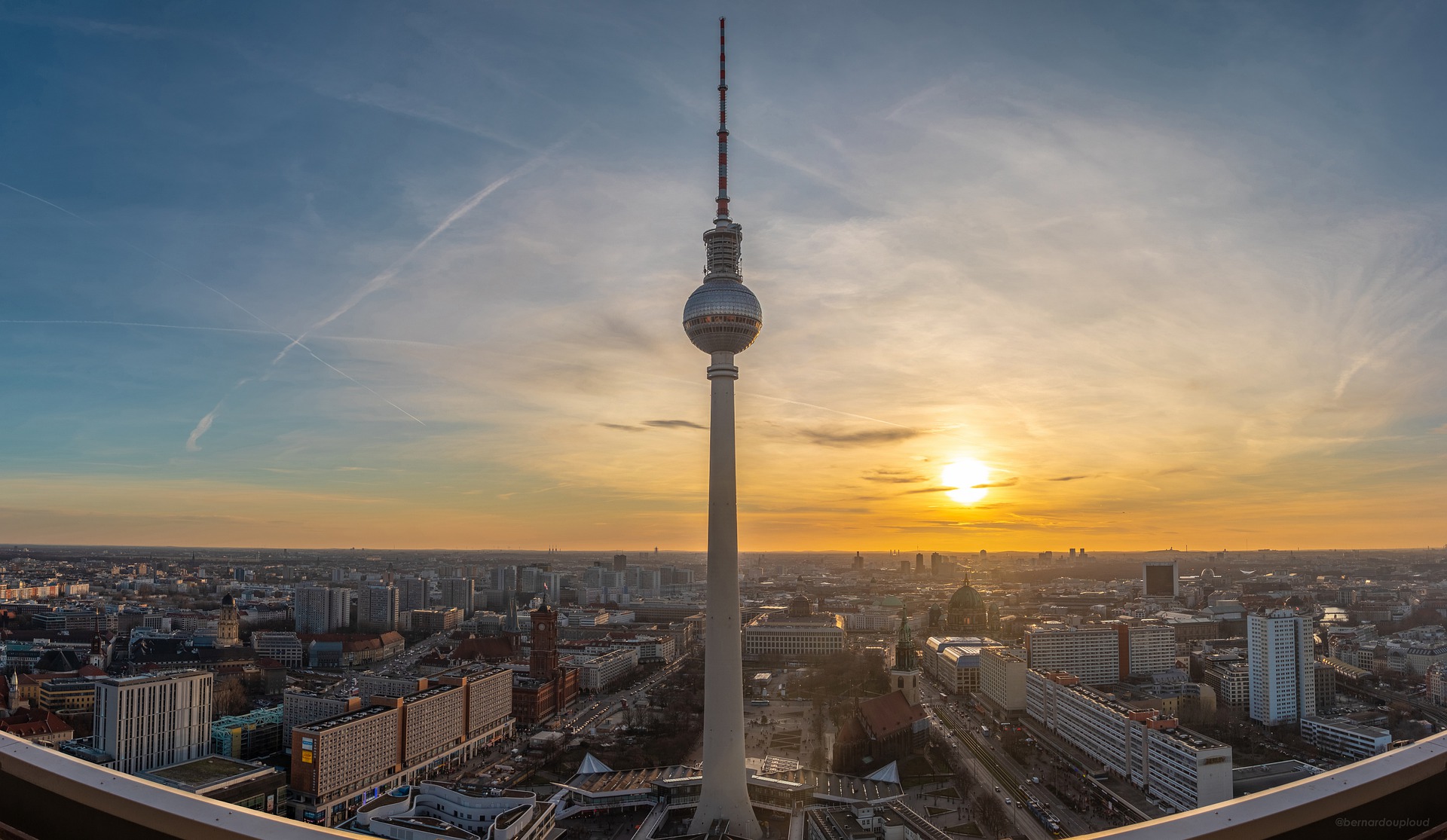 Berliner Fernsehturm im Sonnenuntergang