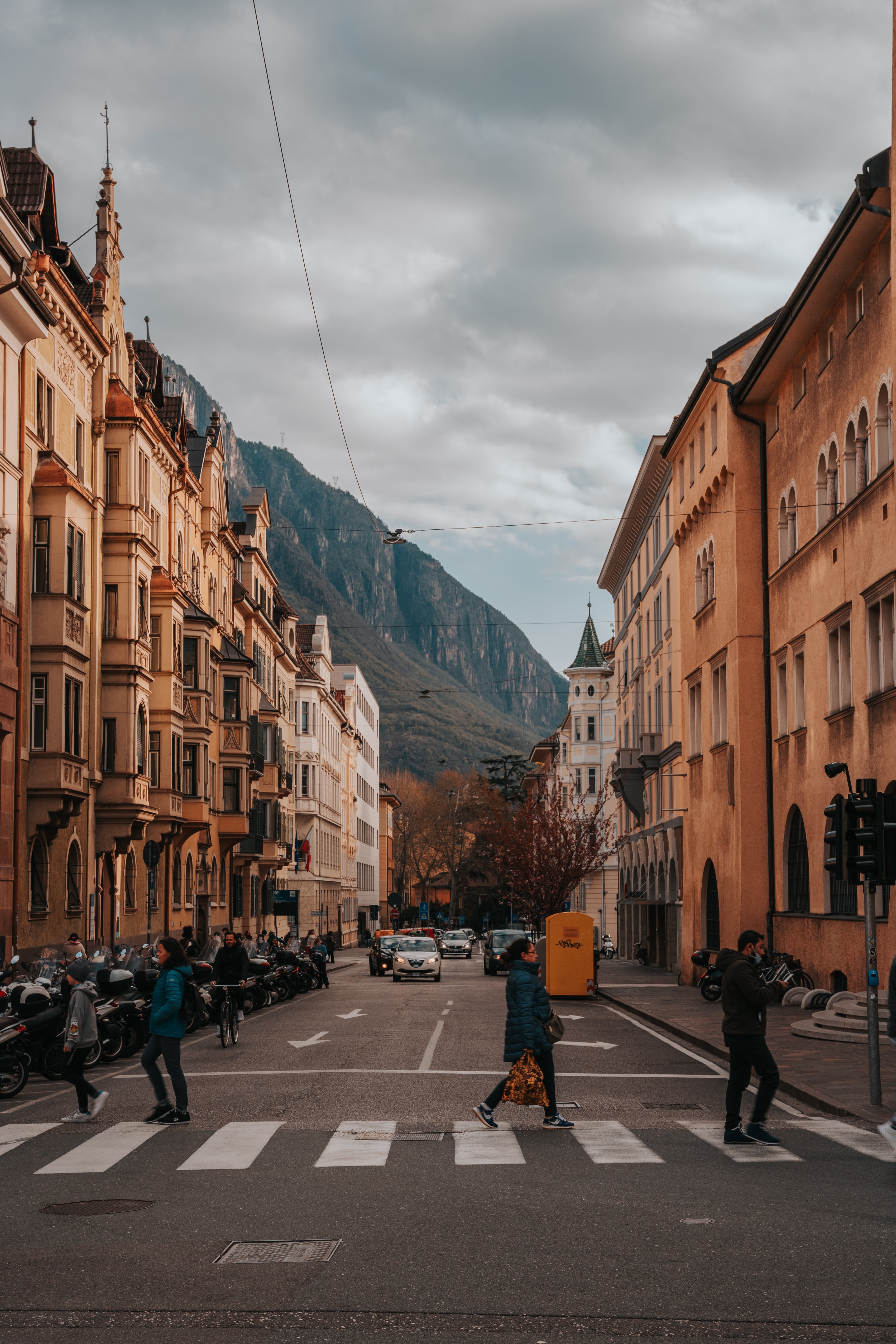 Geschaeftiges Treiben in der urigen Altstadt von Bozen