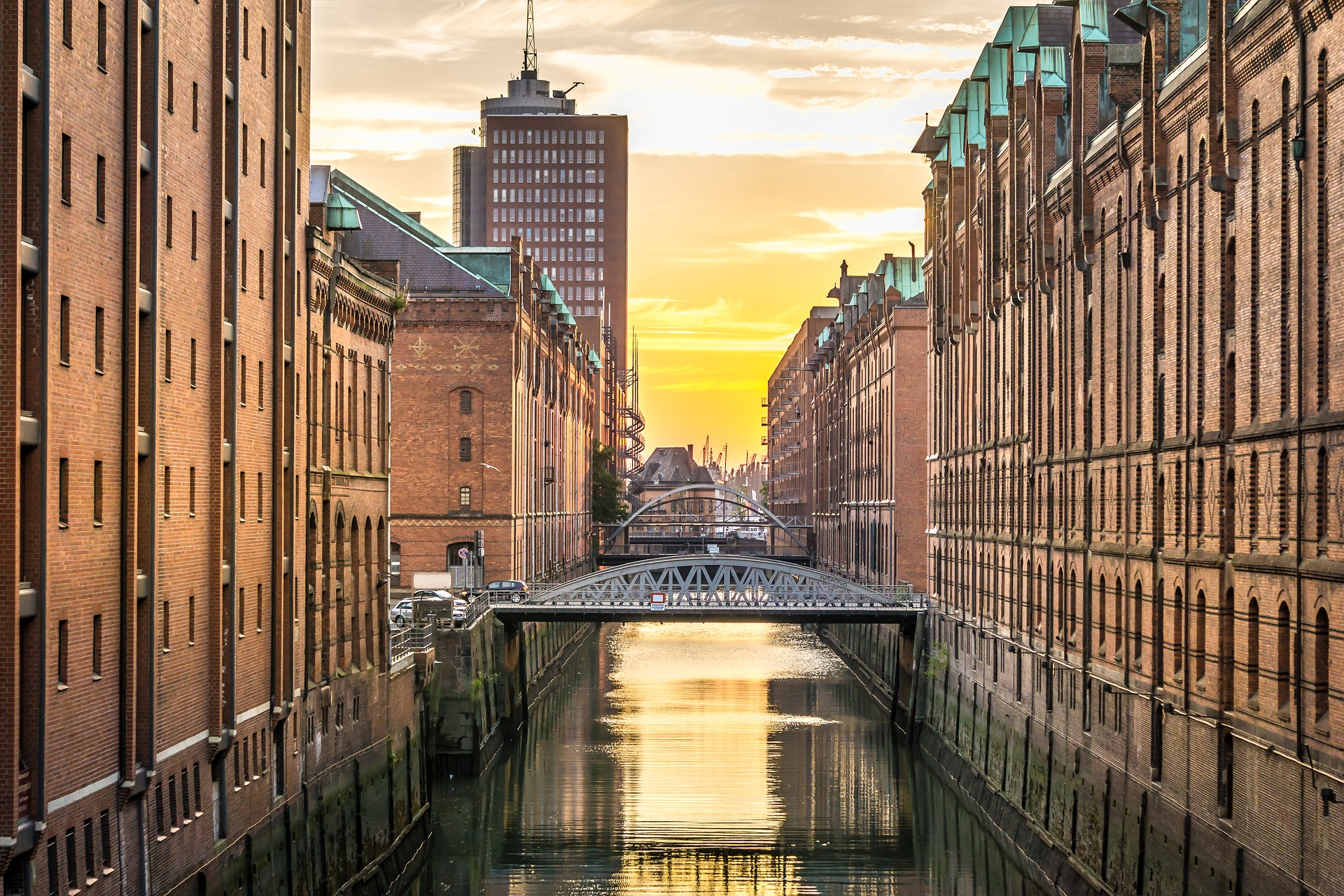 Die Hamburger Elbphilharmonie in der Abendsonne