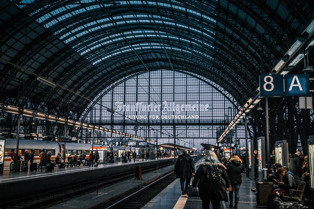 Fahrgaste warten am Frankfurter Hauptbahnhof