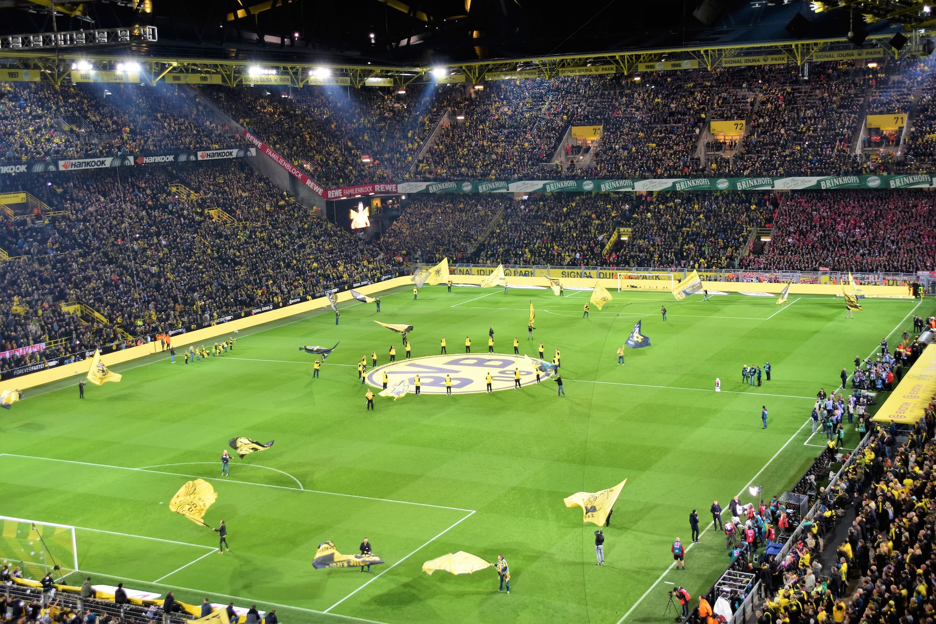 Fans bejubeln im Stadion ein Spiel des BVB
