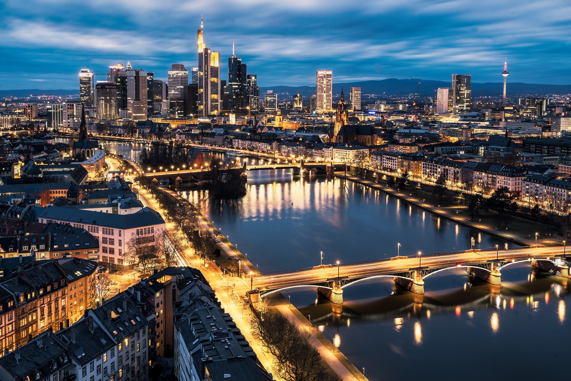 Die Skyline von Frankfurt hell erleuchtet bei Nacht