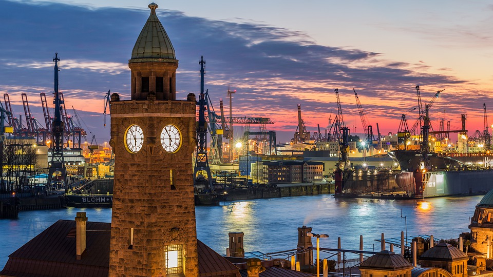 Hamburger Hafen erstrahlt im Dunkeln