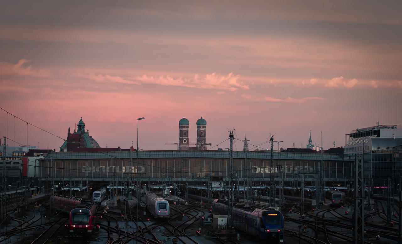 Der Hauptbahnhof in Munchen bei Sonnenuntergang