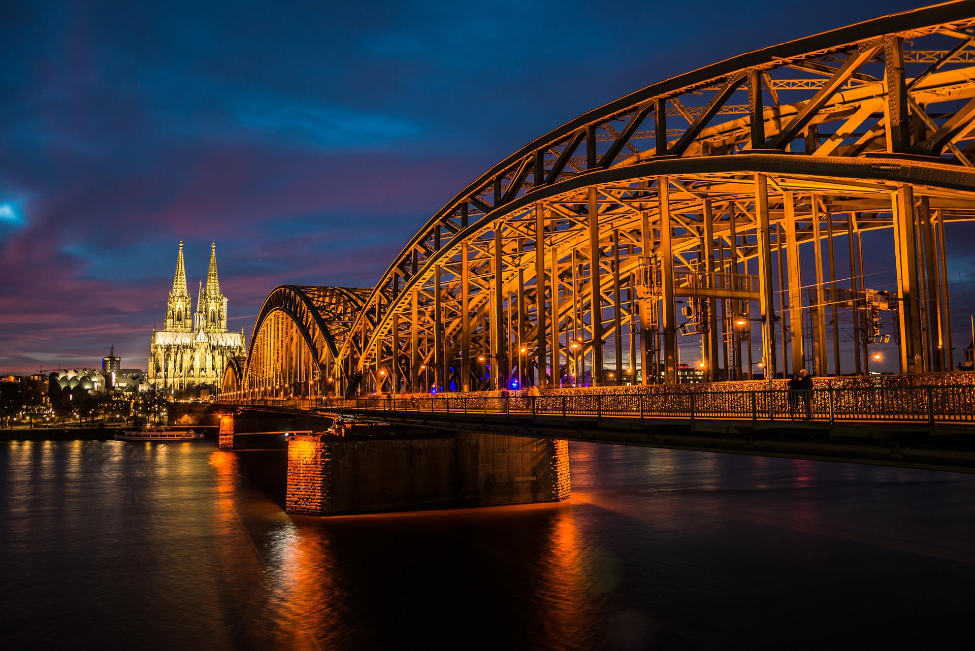 Die Hohenzollernbruecke mit dem Koelner Dom im Hintergrund