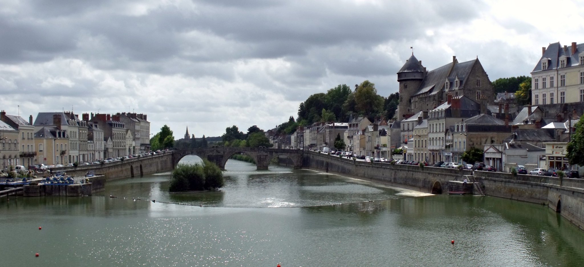 La Mayenne а Laval