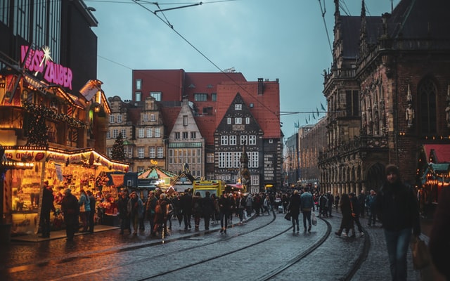 Menschengruppen geniessen den Weihnachtsmarkt in Bremen