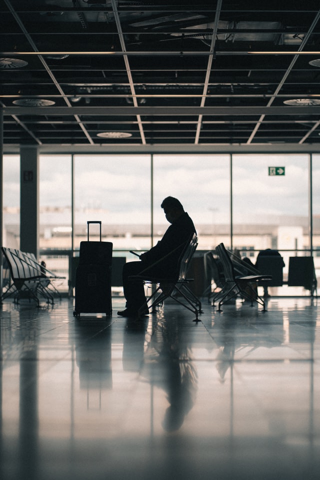 Passagier sitzt am Flughafen Frankfurt