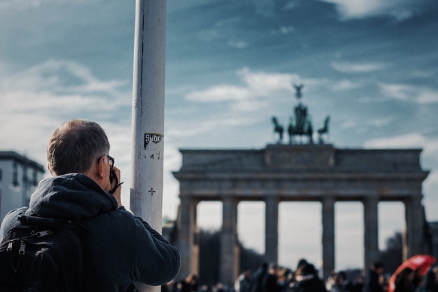 Reisender fotografiert das Brandenburger Tor in Berlin