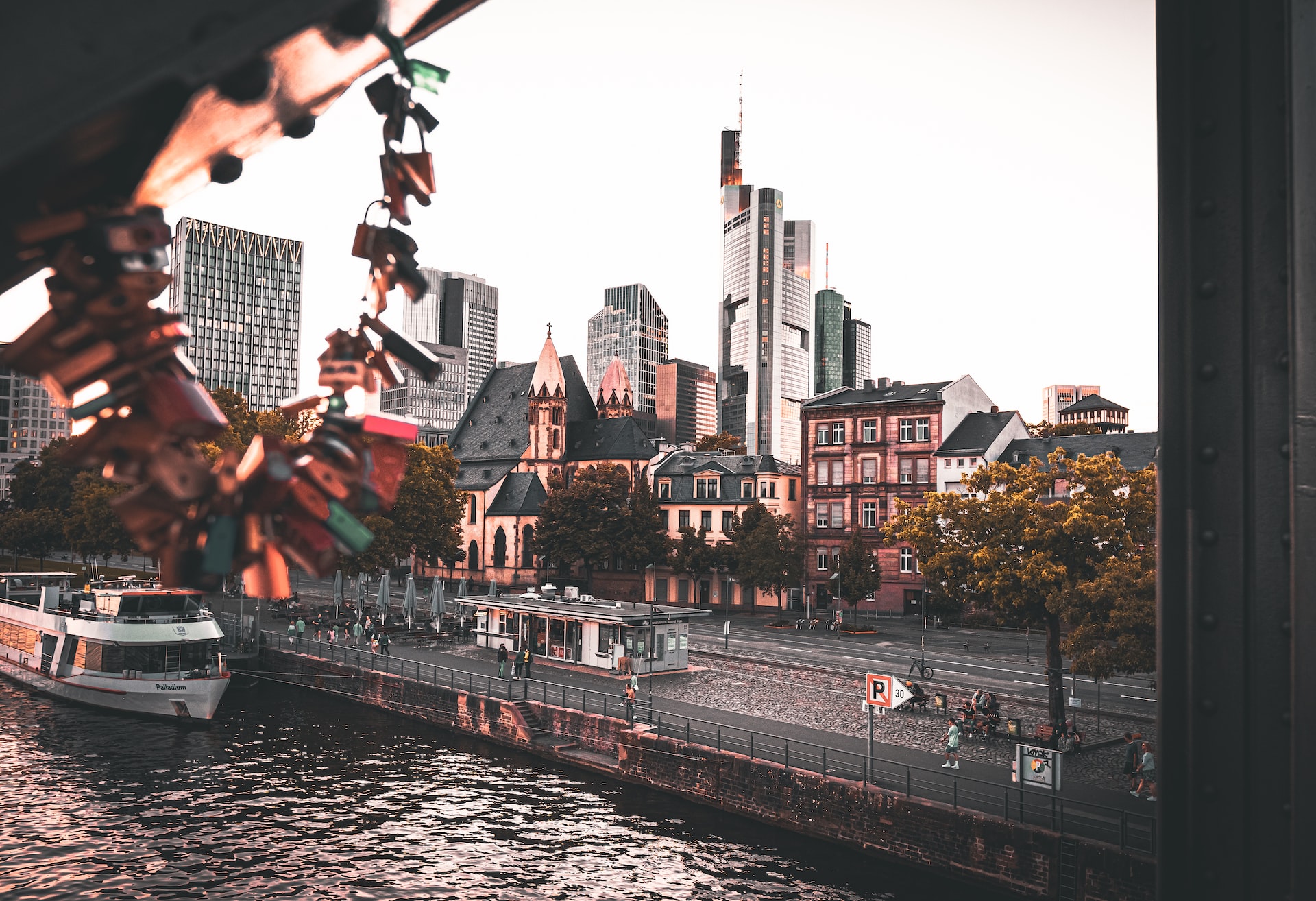 Romantischer Blick auf die Frankfurter Skyline vom Fluss aus