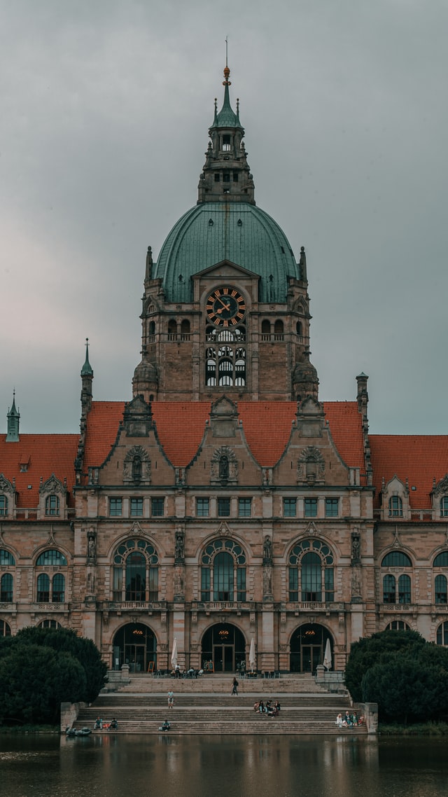 Sicht auf das Rathaus am Maschsee in Hannover