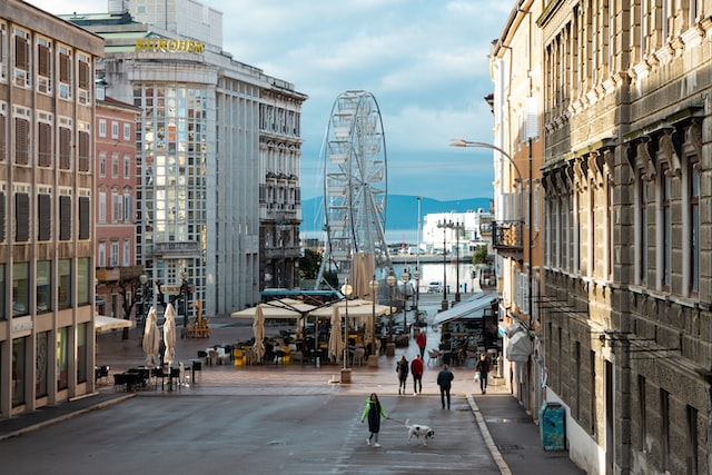 Sicht auf den Hafen Rijekas von der beruehmten Strasse Korzo