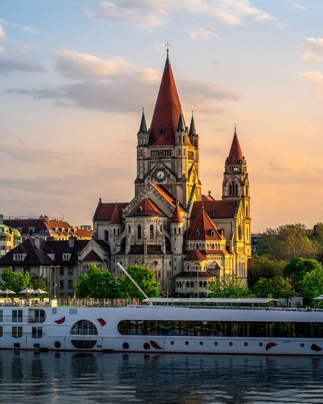  Sicht auf die Franz von Assisi Kirche in Wien