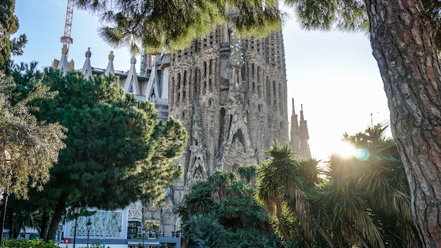 Sicht auf die beruehmte Sagrada Famila in Barcelona