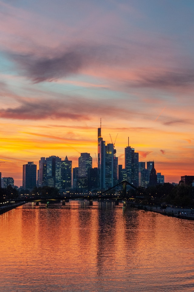 Sonnenuntergang mit Sicht auf die Frankfurter Skyline