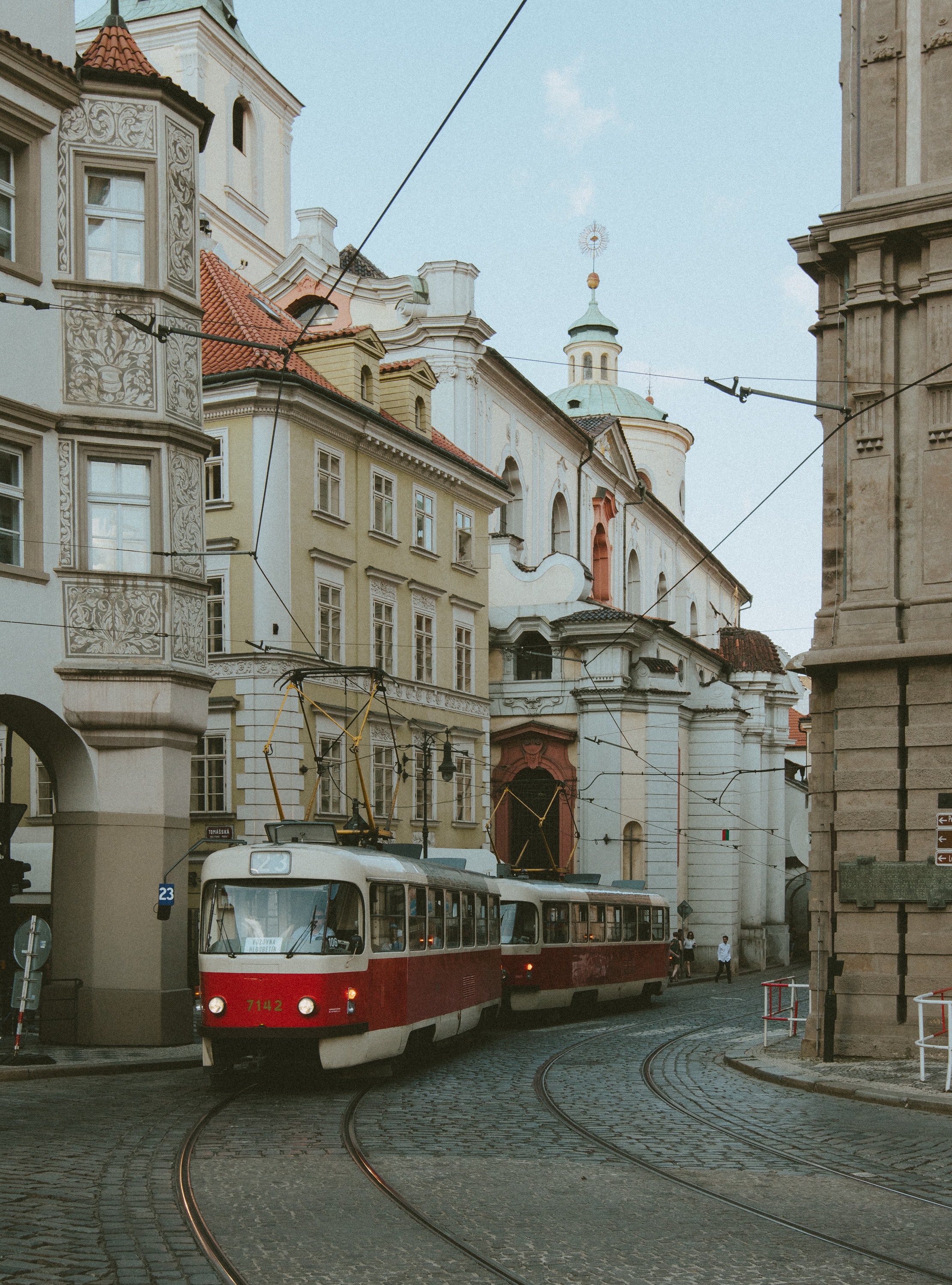 Eine Tram schlaengelt sich durch die Prager Innenstadt