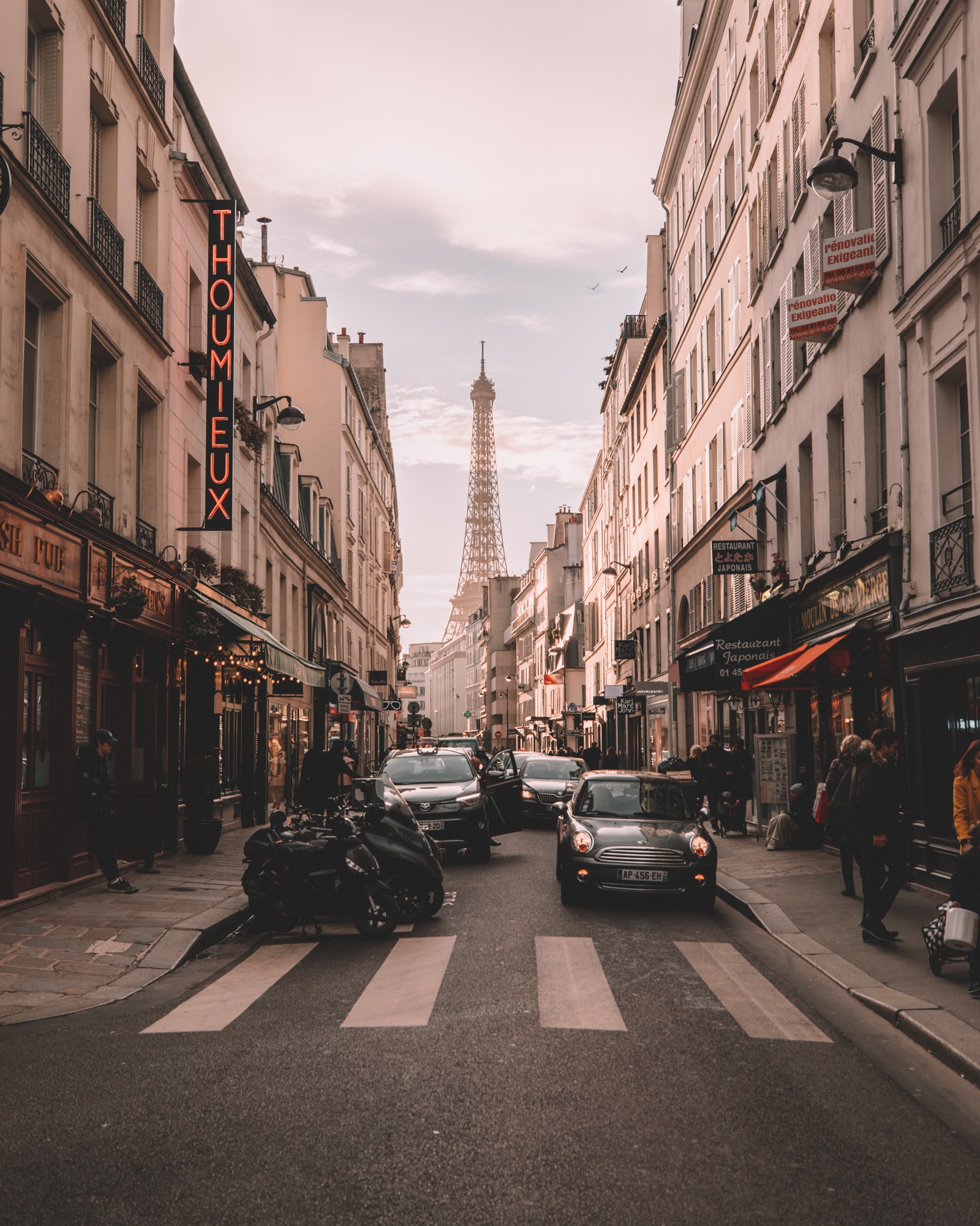 Der Pariser Eiffelturm sichtbar in den Gassen der Stadt