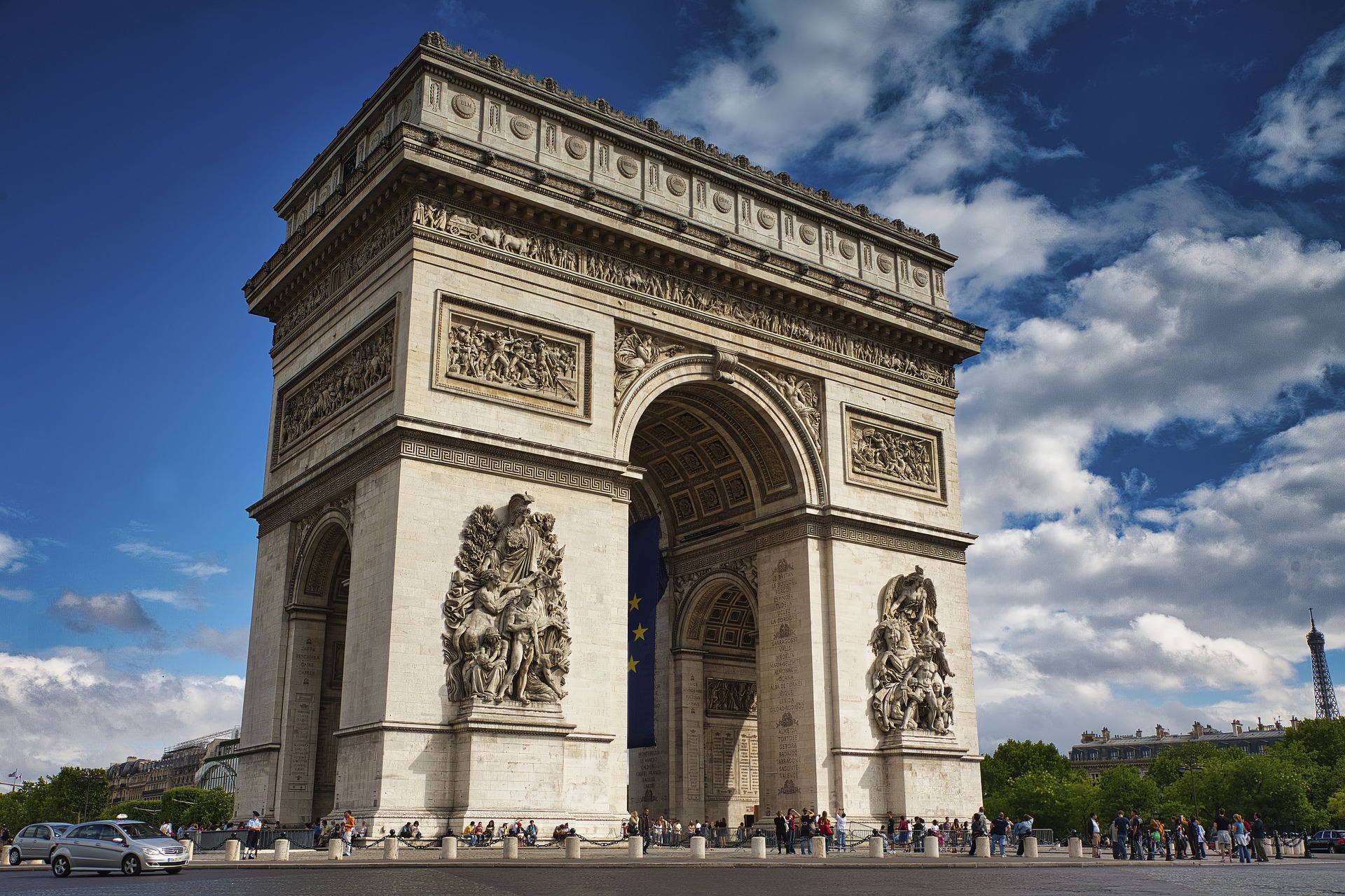 Der  Arc de Triomphe zur Erinnerung an die unbekannten Opfer des 1. Weltkrieges