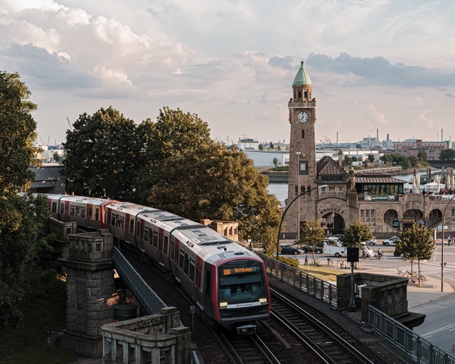U-Bahn fahrt entlang des Hafens in Hamburg