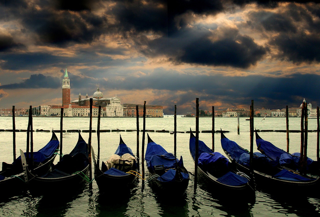 Venezianische Gondeln im Hafen der Altstadt