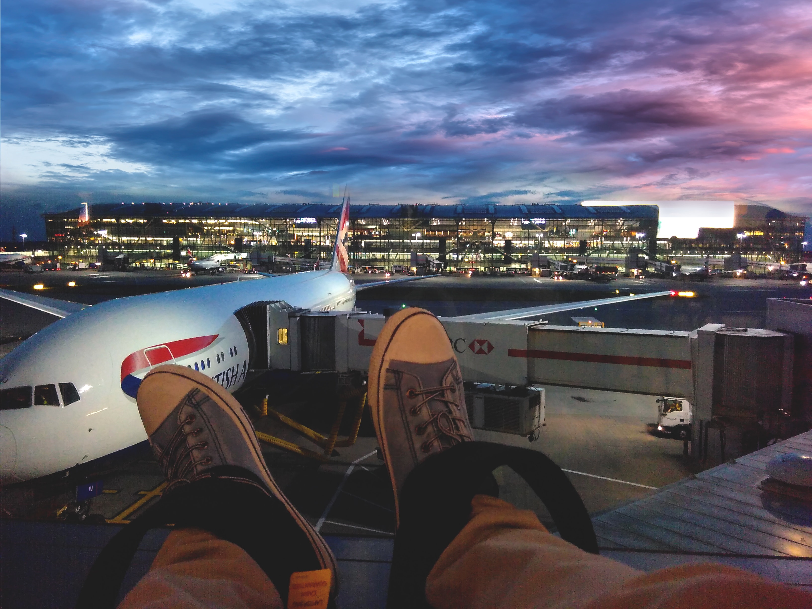 Vistas del Aeropuerto de Londres Heathrow desde los zapatos de un viajero