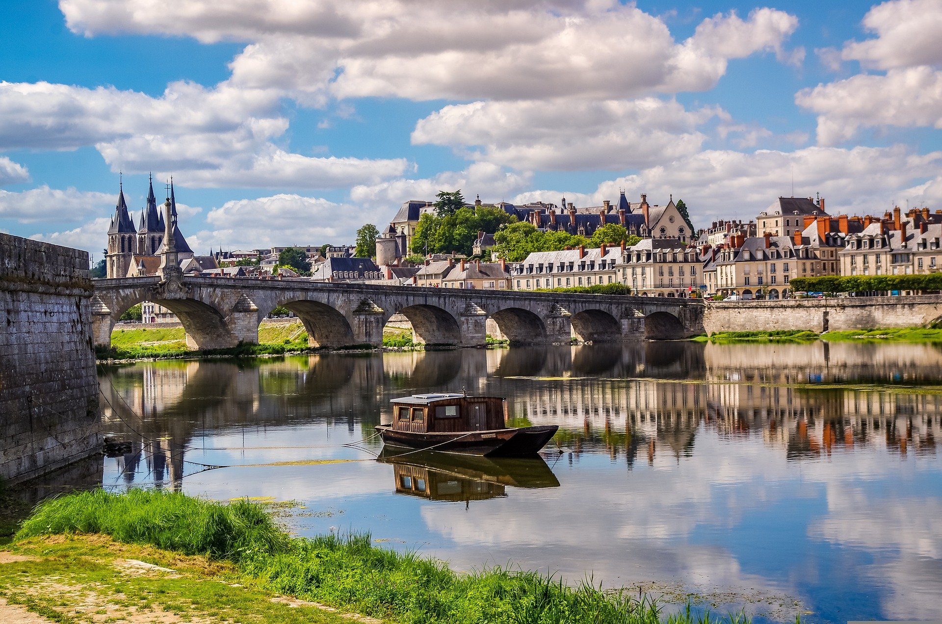 Pont et bateau sur la Loire a Blois