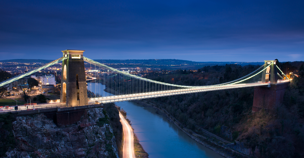 Bristol: Clifton suspension bridge by night.