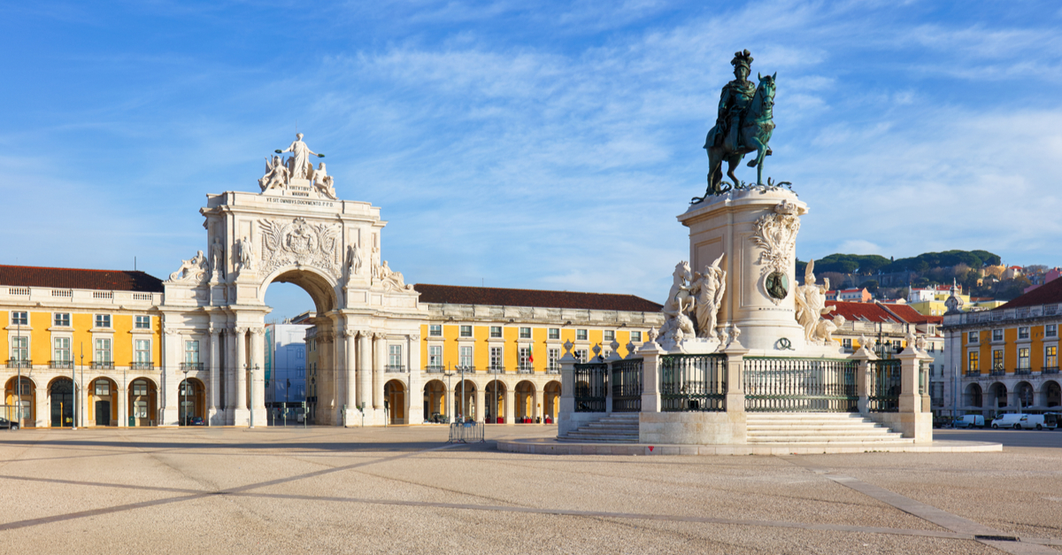 Rua Augusta, berühmte Straße im Zentrum von Lissabon, die am berühmten Triumphbogen beginnt
