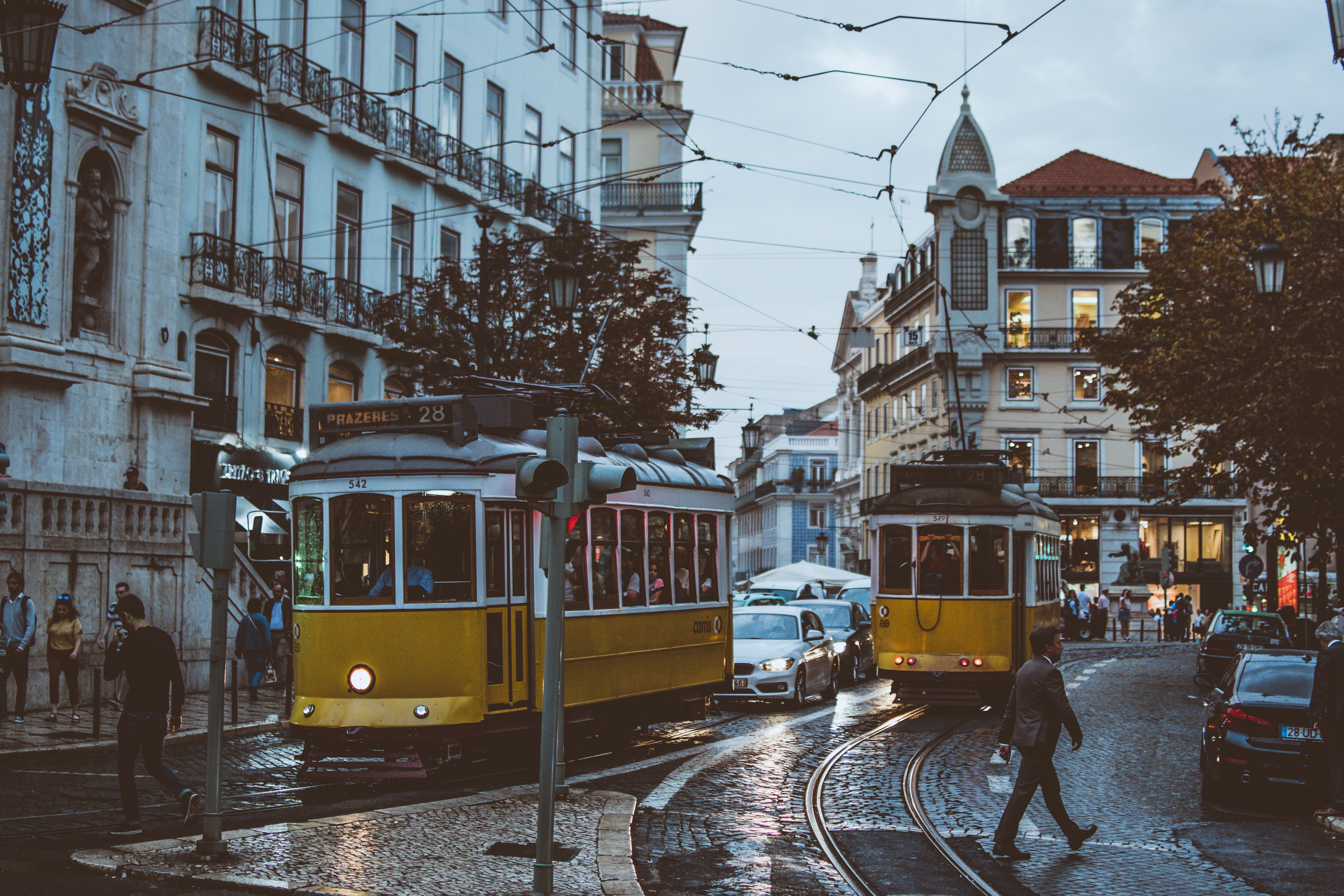 Zuge Lissabon-Faro: typische Strassenbahn in Lissabon