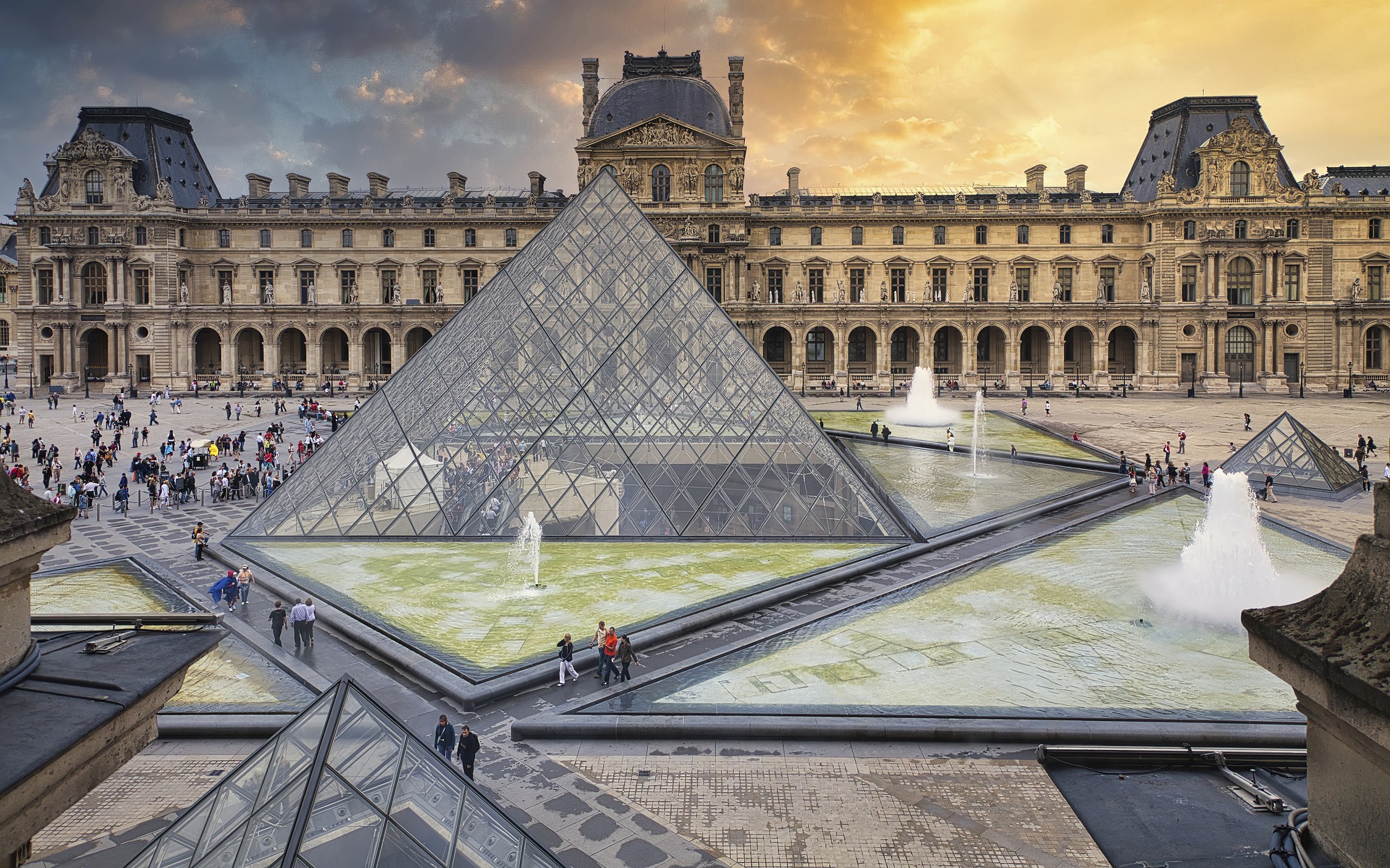 Le musee du Louvre en fin de journee