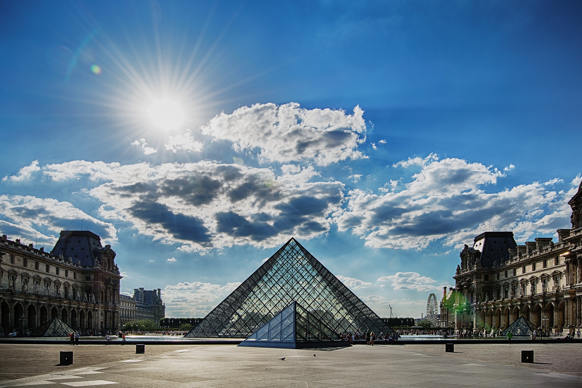 La Pyramide du Louvre a Paris