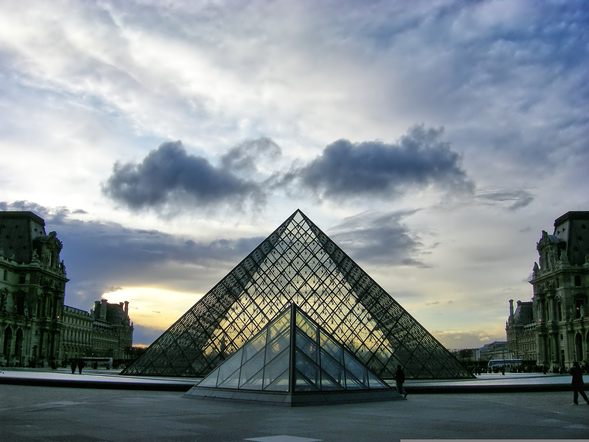 Vol Londres - Paris : la pyramide du Louvre