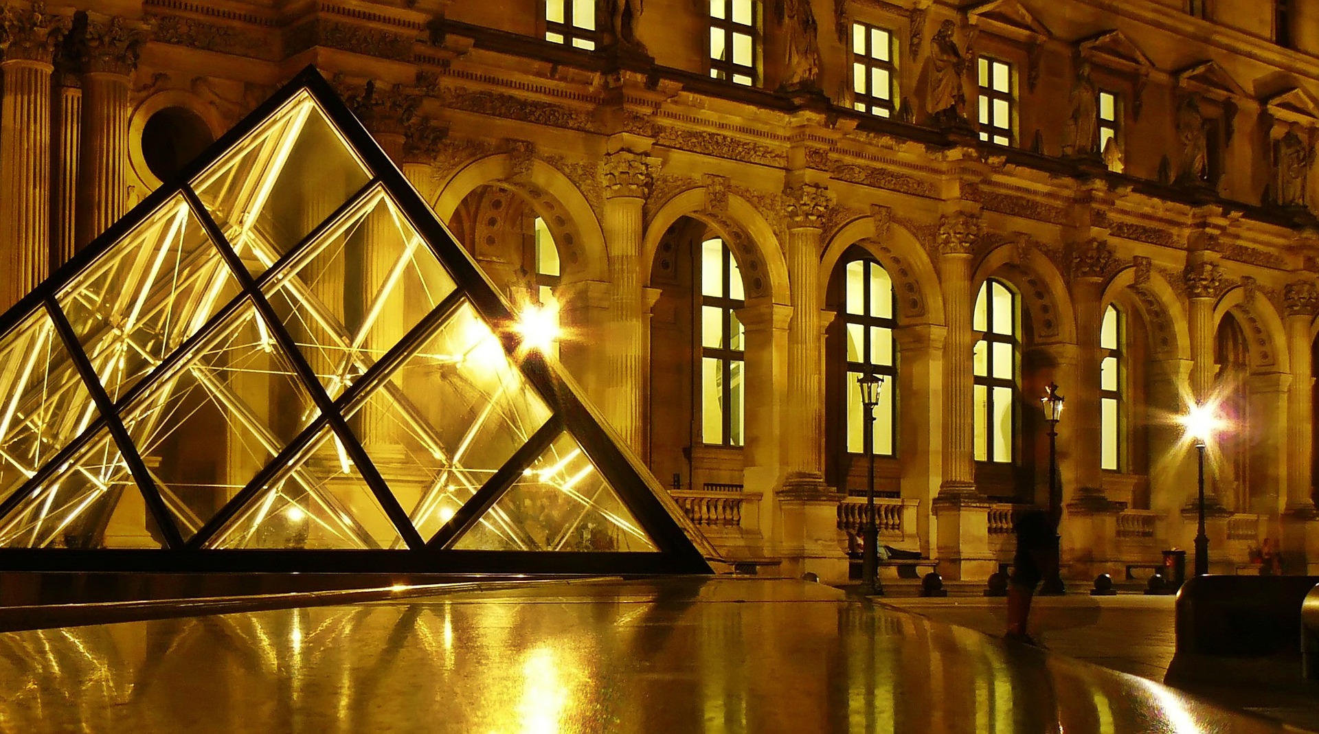 Trains Blois - Paris : la pyramide Louvre eclairee