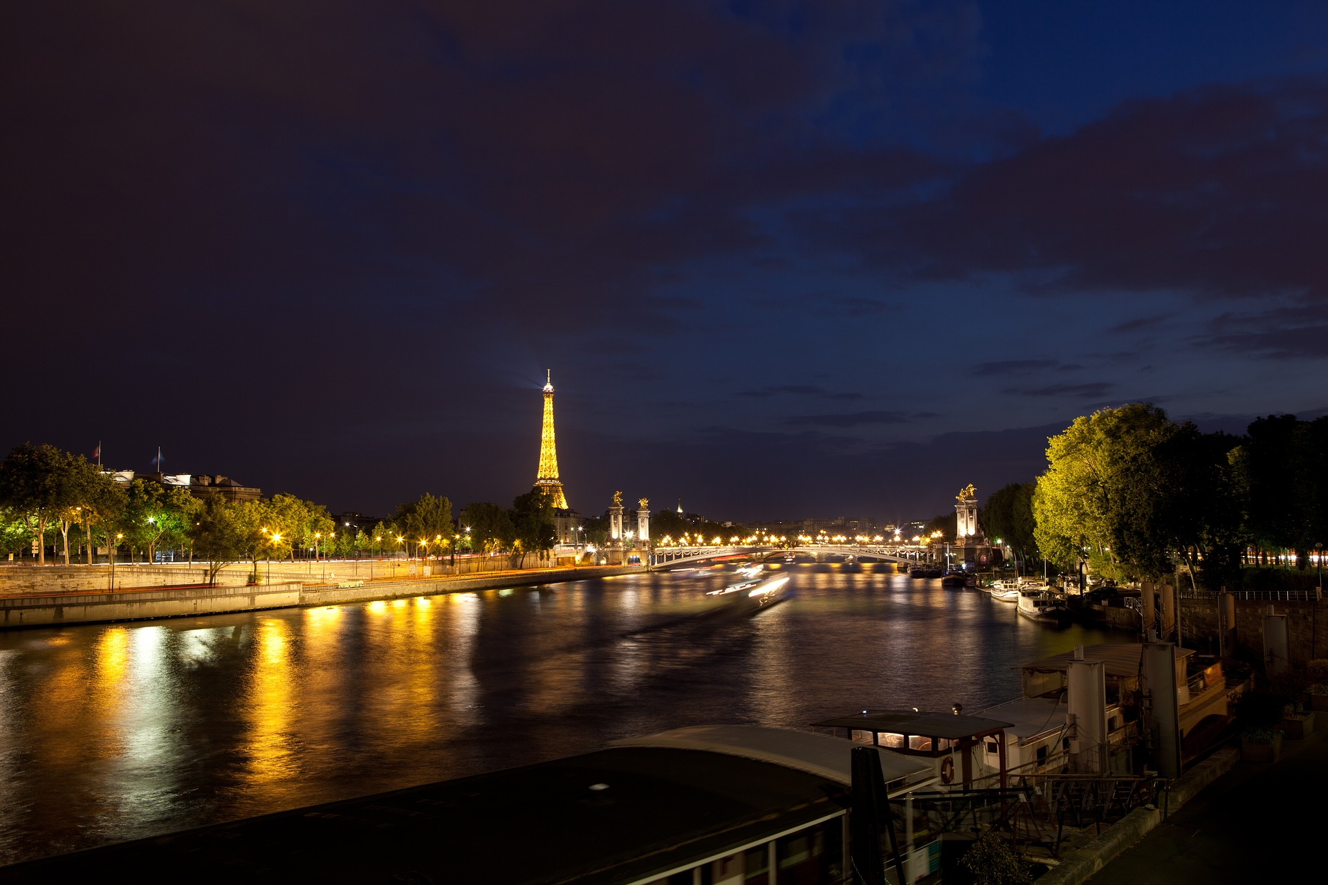 Vols Rome - Paris : la Tour Eiffel illuminee