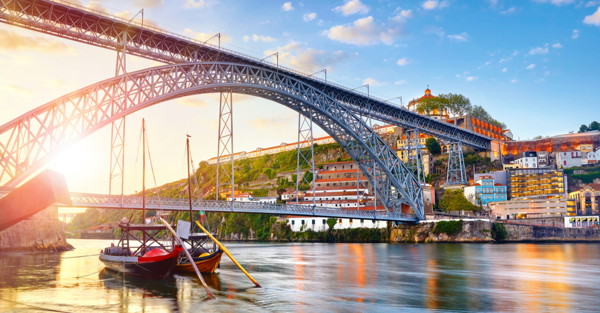 Dom Luis-bron i centrala Porto i solnedgången.
