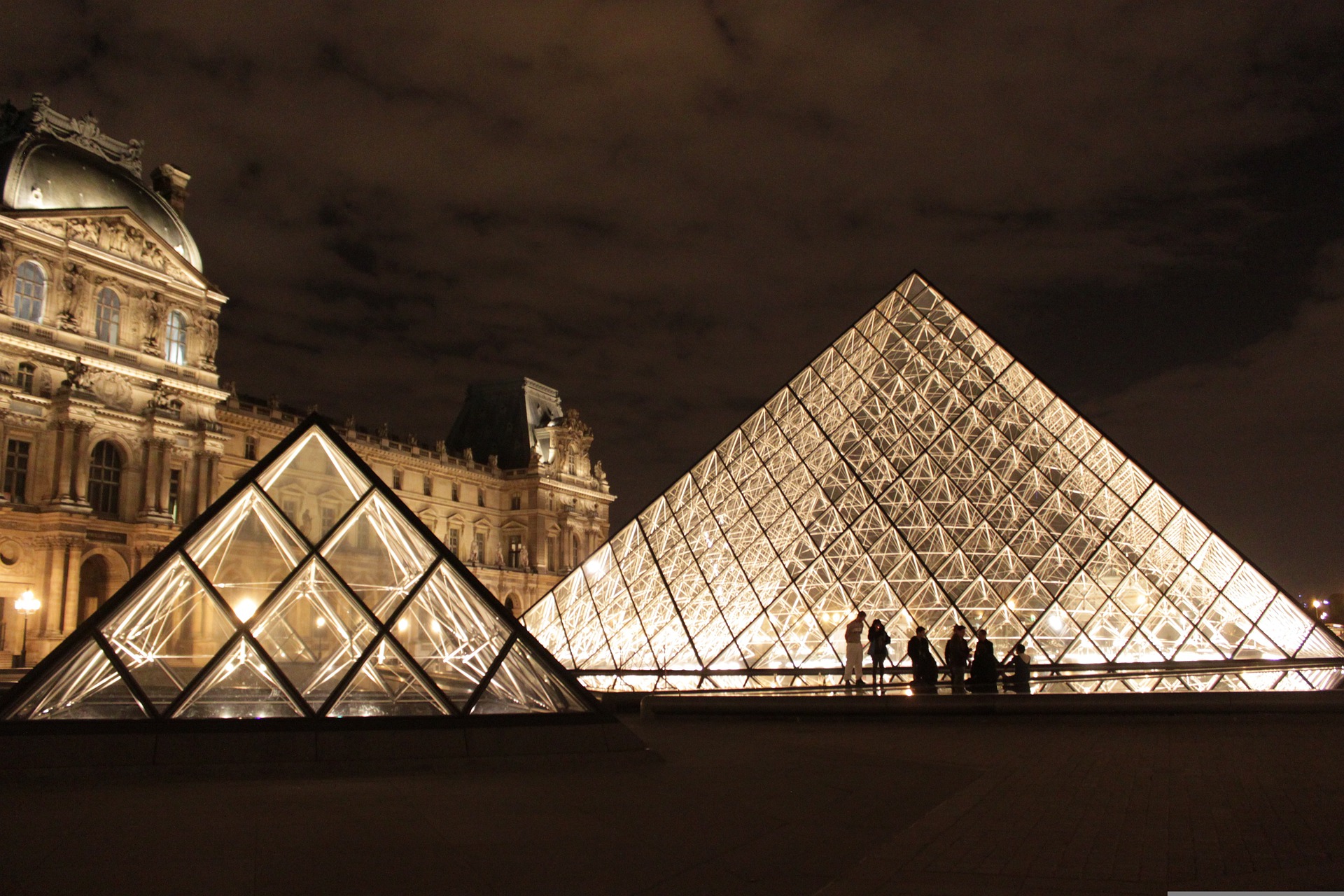 Laval - Paris en train : la pyramide du Louvre de nuit