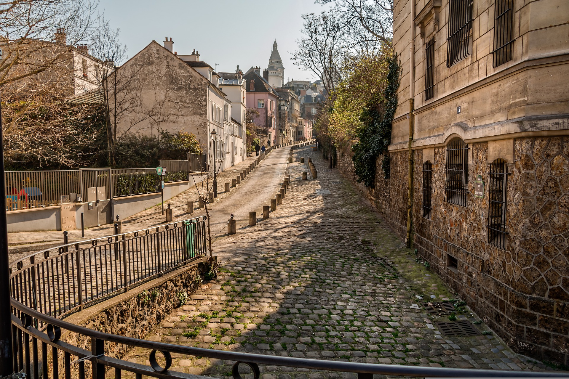 Une rue de Montmartre a Paris