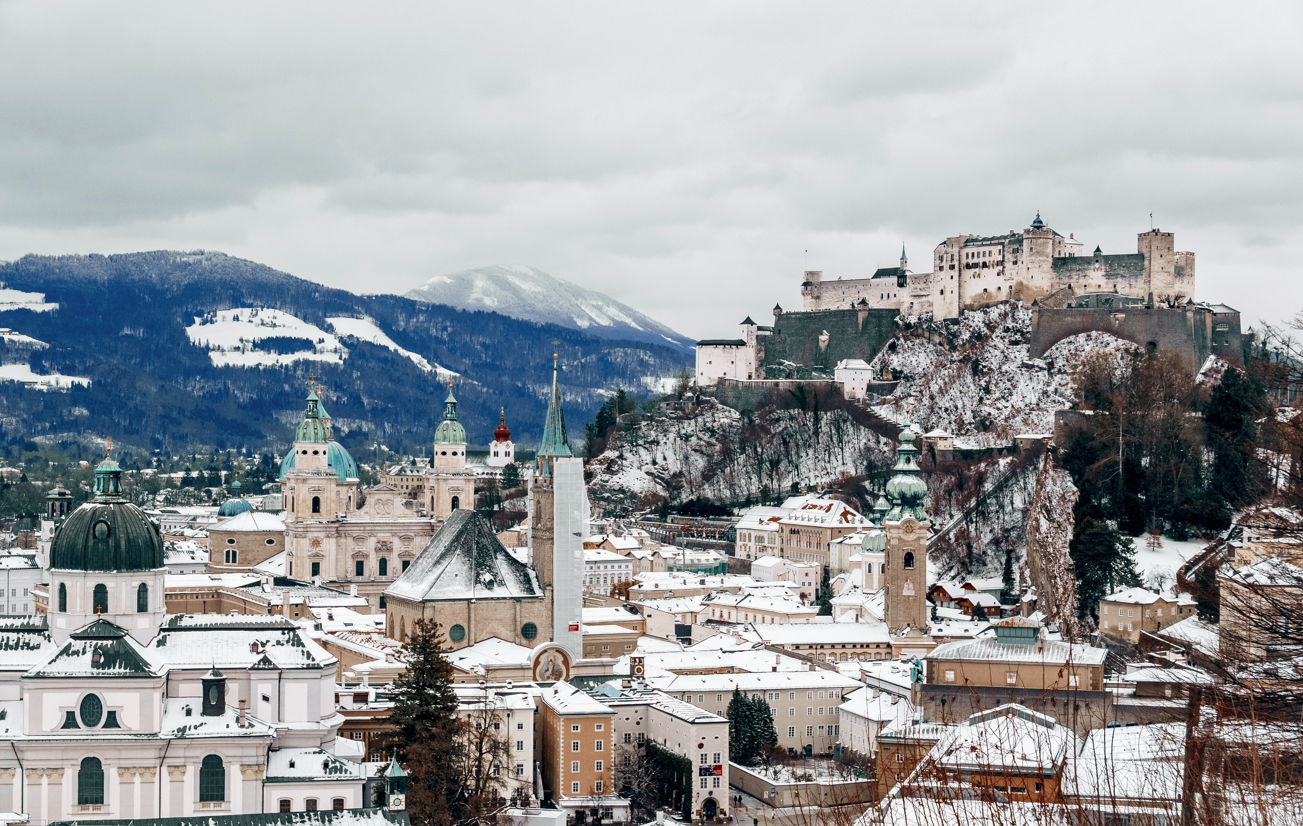 Zuge Salzburg-Muenchen: Salzburg, Blick auf die schneebedeckte Altstadt