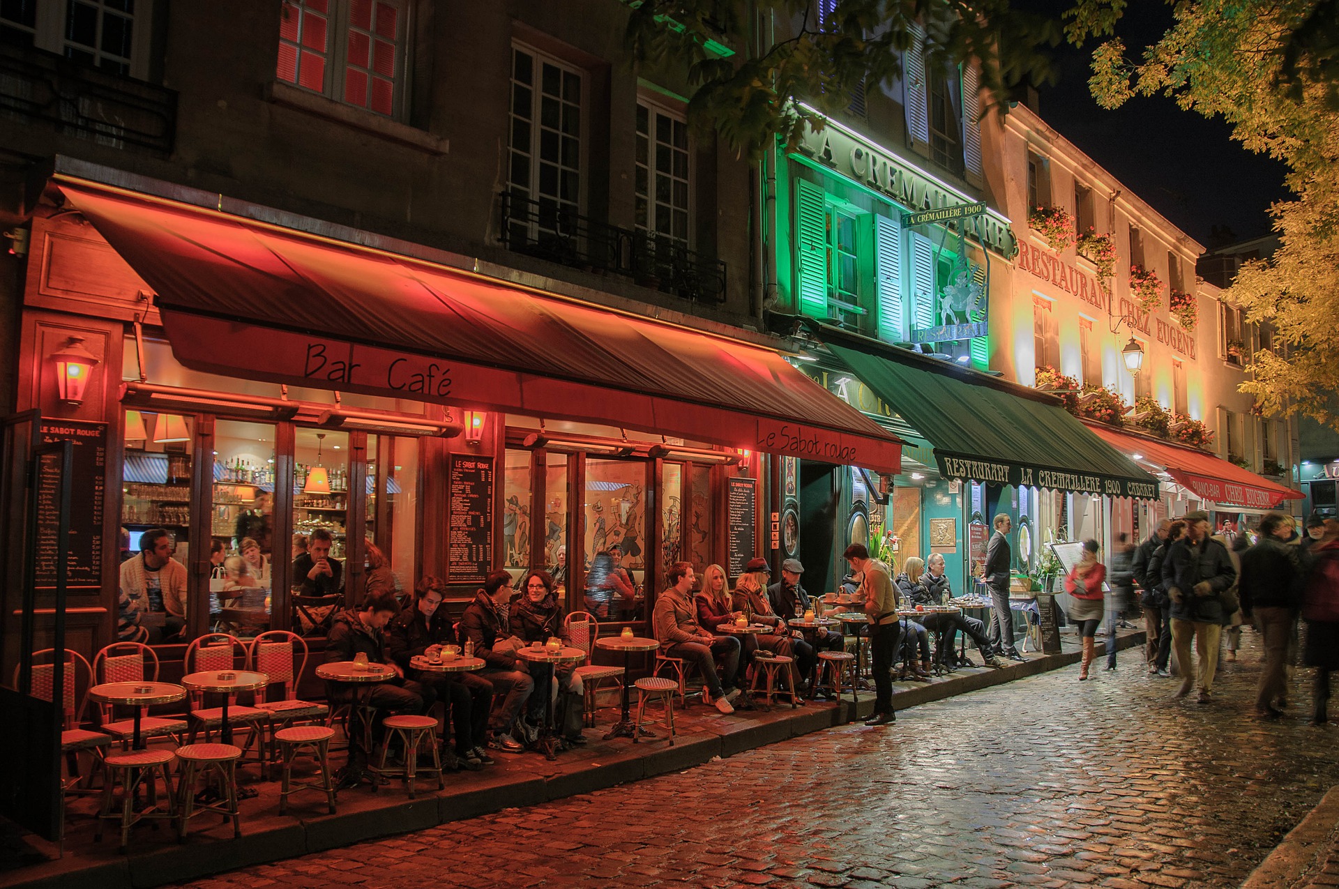 Terrasses de cafes le soir a Paris