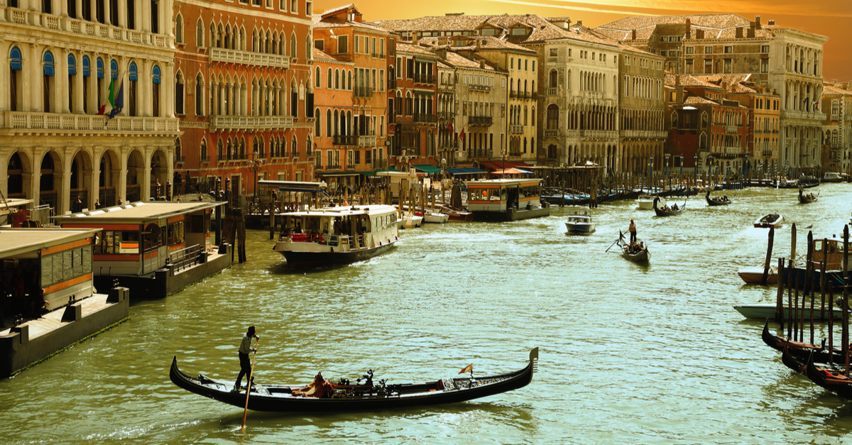 Der Canale Grande in Venedig und die typische venezianische Architektur.