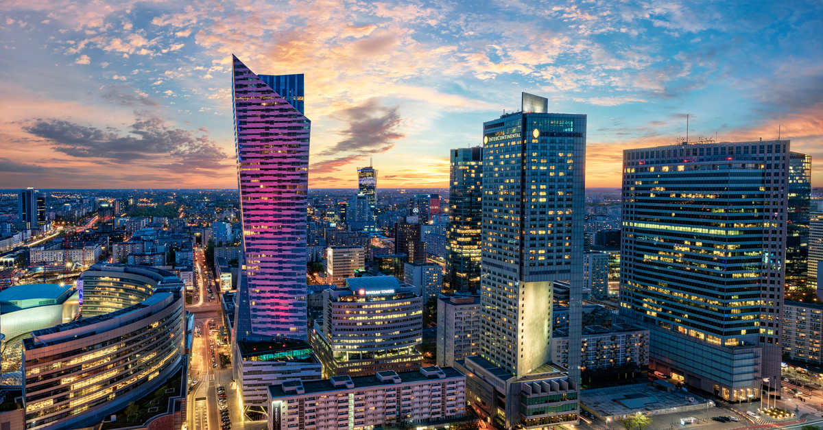 Varsavia: vista sulla città del moderno grattacielo al tramonto.