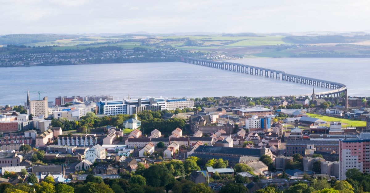 how to travel from london to dundee