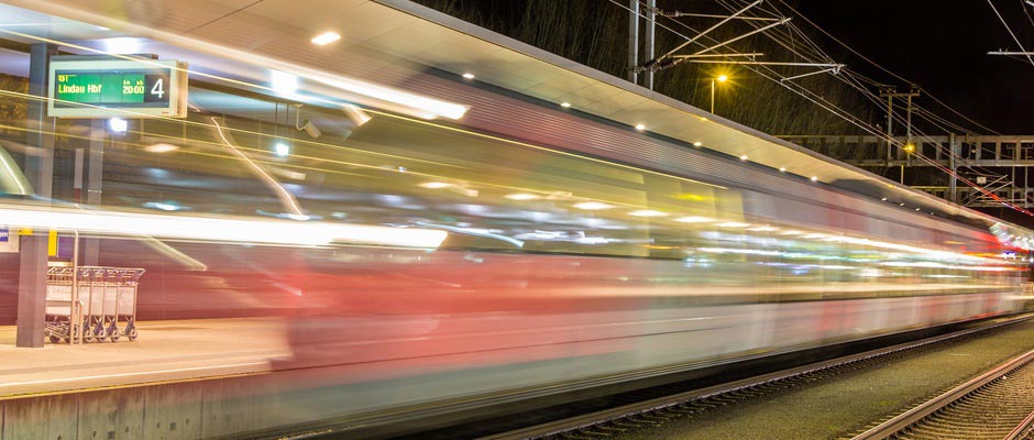 Bahnhof mit Zügen bei Nacht