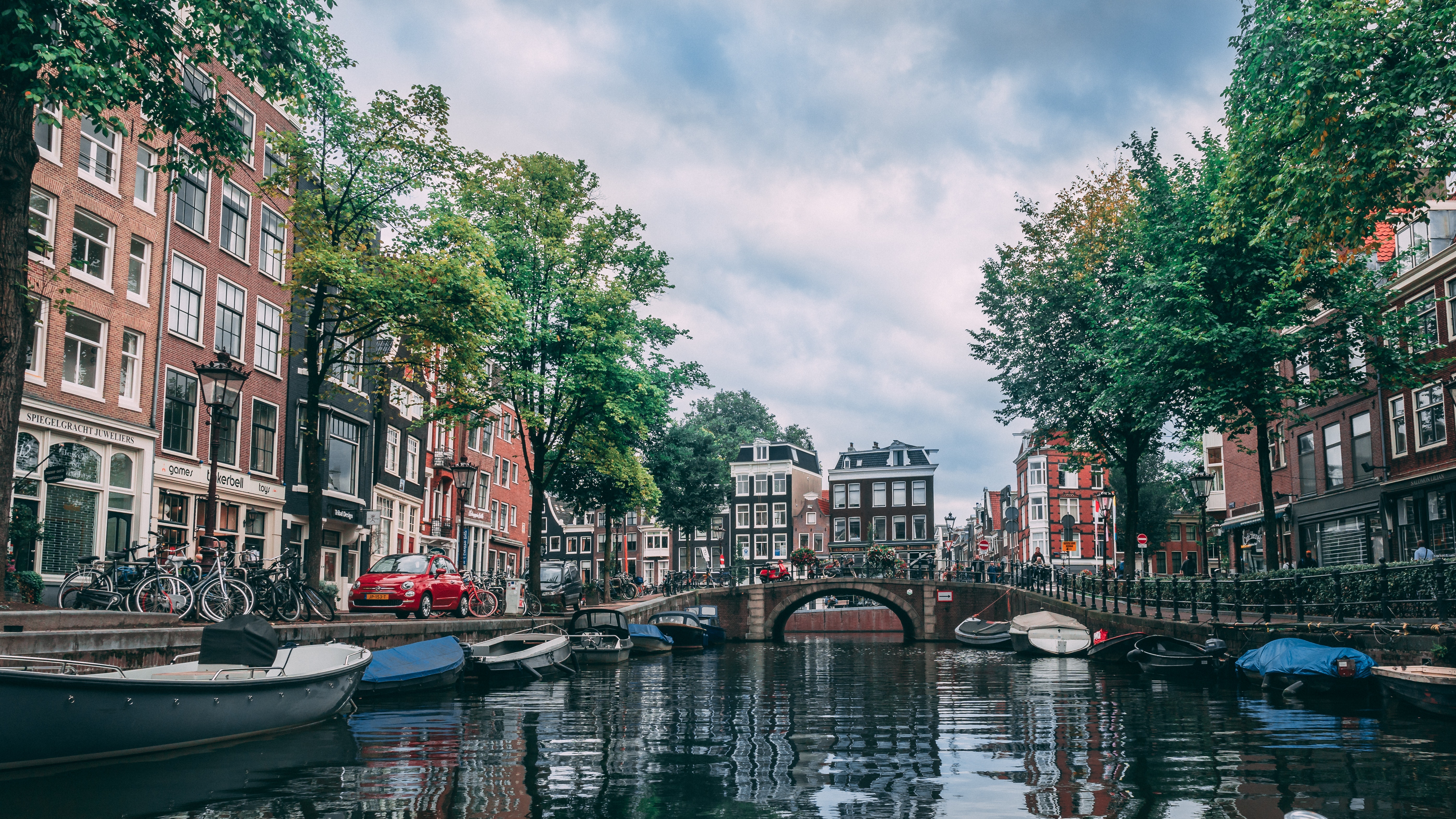 Aller a Amsterdam en train : bateaux sur les canaux
